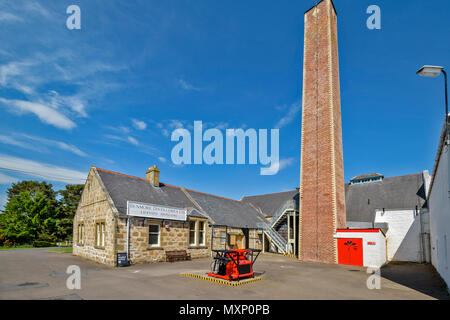 DALLAS DHU MALT WHISKY DISTILLERY FORRES Scozia storico cortile interno edifici e la torre Foto Stock