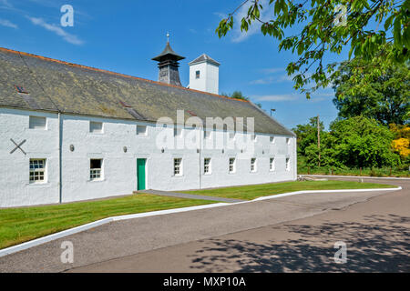 DALLAS DHU MALT WHISKY DISTILLERY FORRES Scozia storico bianco lungo edifici esterni Foto Stock