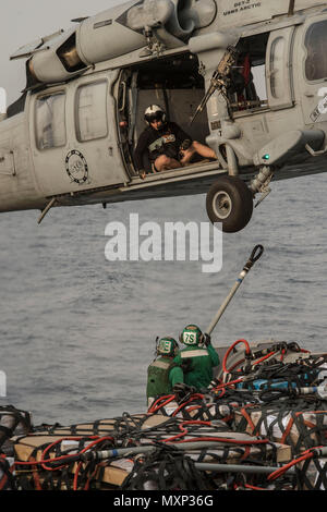 161123-N-RX777-043 GOLFO ARABICO (nov. 23, 2016) marinai pallet di gancio per un MH-60S Sea Hawk elicottero assegnato per il polveroso cani di elicottero di mare squadrone di combattimento (HSC) 7 a bordo del combattimento veloce nave appoggio USNS Arctic (T-AOE 8). Artico è implementato il supporto di coalizione forze marittime navi negli Stati Uniti Quinta Flotta area di operazioni. (U.S. Navy foto di Sottufficiali di terza classe Cole Keller) Foto Stock