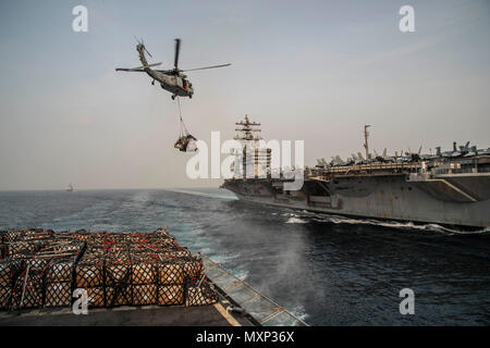 161123-N-RX777-086 GOLFO ARABICO (nov. 23, 2016) un MH-60S Sea Hawk elicottero assegnato per il polveroso cani di elicottero di mare squadrone di combattimento (HSC) 7 eroga al carico di portaerei USS Dwight D. Eisenhower CVN (69) (IKE) durante un rifornimento verticale con il combattimento veloce nave appoggio USNS Arctic (T-AOE 8). Artico è implementato il supporto di coalizione forze marittime navi negli Stati Uniti Quinta Flotta area di operazioni. (U.S. Navy foto di Sottufficiali di terza classe Cole Keller) Foto Stock