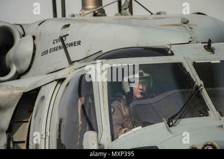 161123-N-RX777-287 GOLFO ARABICO (nov. 23, 2016) Tenente j.g. Ben Bontregar piloti un MH-60S Sea Hawk elicottero assegnato per il polveroso cani di elicottero di mare squadrone di combattimento (HSC) 7 durante un rifornimento verticale a bordo del combattimento veloce nave appoggio USNS Arctic (T-AOE 8). Artico è implementato il supporto di coalizione forze marittime navi negli Stati Uniti Quinta Flotta area di operazioni. (U.S. Navy foto di Sottufficiali di terza classe Cole Keller) Foto Stock