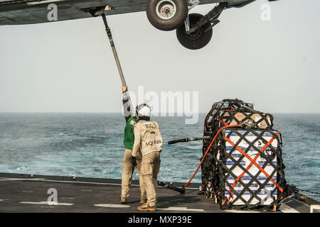 161123-N-RX777-292 GOLFO ARABICO (nov. 23, 2016) Petty Officer di terza classe Raymund Mcdaniel, sinistra e sottufficiali di terza classe Daniel Harlow gancio pallet su un MH-60S Sea Hawk elicottero assegnato per il polveroso cani di elicottero di mare squadrone di combattimento (HSC) 7 a bordo del combattimento veloce nave appoggio USNS Arctic (T-AOE 8). Artico è implementato il supporto di coalizione forze marittime navi negli Stati Uniti Quinta Flotta area di operazioni. (U.S. Navy foto di Sottufficiali di terza classe Cole Keller) Foto Stock