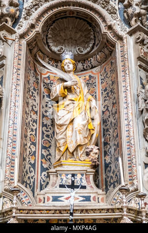 Santa Caterina statue nella chiesa barocca di Palermo. Italia Foto Stock