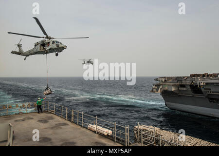 161123-N-RX777-275 GOLFO ARABICO (nov. 23, 2016) Petty Officer 2a classe Giulietta Scarlott dirige un MH-60S Sea Hawk elicottero assegnato per il polveroso cani di elicottero di mare squadrone di combattimento (HSC) 7 durante un rifornimento verticale a bordo del combattimento veloce nave appoggio USNS Arctic (T-AOE 8). Artico è implementato il supporto di coalizione forze marittime navi negli Stati Uniti Quinta Flotta area di operazioni. (U.S. Navy foto di Sottufficiali di terza classe Cole Keller) Foto Stock