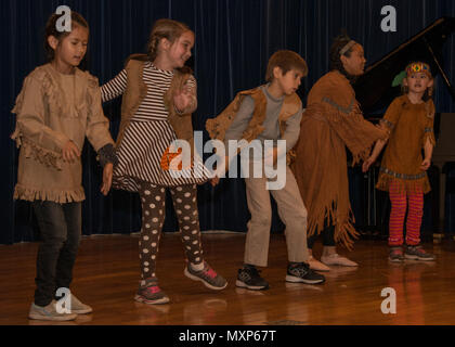 161122-N-YD204-020 NAVAL AIR FACILITY Atsugi, Giappone (nov. 22, 2016) - Gli studenti provenienti da Shirley Lanham Scuola Elementare eseguire una canzone e ballo per Naval Air Facility (NAF) Atsugi Native American Heritage mese cerimonia presso l'installazione di Atsugi convention center. NAF Atsugi diversità del comitato ha tenuto la cerimonia per onorare, riconoscere e celebrare i nativi americani per la loro dedizione e il servizio negli Stati Uniti Militari. (U.S. Navy foto di Sottufficiali di terza classe Matteo C. Duncker/rilasciato) Foto Stock