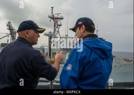 161125-N-WS581-149 GOLFO ARABICO (nov. 25, 2016) Comandante Capt. Dennis Valez, sinistra, descrive come e in corso opere di rifornimento a Congressman Jason Chaffetz a bordo guidato-missili cruiser USS San Jacinto (CG 56). San Jacinto, distribuito come parte di Eisenhower Carrier Strike gruppo, è di sostenere le operazioni di sicurezza marittima e di teatro la cooperazione in materia di sicurezza gli sforzi negli Stati Uniti Quinta Flotta area di operazioni. (U.S. Navy foto di Sottufficiali di terza classe Andrew J. Sneeringer) Foto Stock