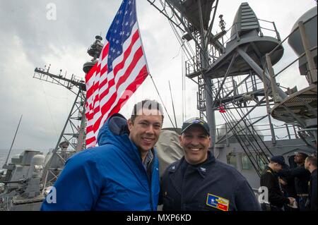 161125-N-WS581-177 GOLFO ARABICO (nov. 25, 2016) Comandante Capt. Dennis Valez, sinistra e membro del Congresso Jason Chaffetz posano per una foto con la battaglia di alfiere a bordo guidato-missili cruiser USS San Jacinto (CG 56). San Jacinto, distribuito come parte di Eisenhower Carrier Strike gruppo, è di sostenere le operazioni di sicurezza marittima e di teatro la cooperazione in materia di sicurezza gli sforzi negli Stati Uniti Quinta Flotta area di operazioni. (U.S. Navy foto di Sottufficiali di terza classe Andrew J. Sneeringer) Foto Stock