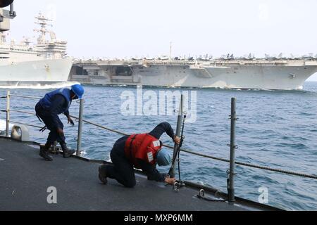 Golfo Arabico (nov. 23, 2016) Petty Officer di 2a classe di Matteo Fudge, sinistra e marinaio Kyle Kelly reinstallare arterie vitali dopo il completamento di un rifornimento in mare con il combattimento veloce nave appoggio USNS Arctic (T-AOE 8). San Jacinto, distribuito come parte di Eisenhower Carrier Strike gruppo, è di sostenere le operazioni di sicurezza marittima e di teatro la cooperazione in materia di sicurezza gli sforzi negli Stati Uniti Quinta Flotta area di operazioni. (U.S. Navy foto di tenente j.g. Katrina Jorsch) Foto Stock