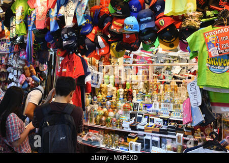 Singapore Bugis Street. Un negozio che vende souvenir turistici in questo bilancio-friendly mall, il più in particolare al merlion a tema per sourvenirs. Foto Stock