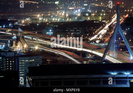 Il traffico di notte guardando fuori sopra la città di Boston, MA Foto Stock