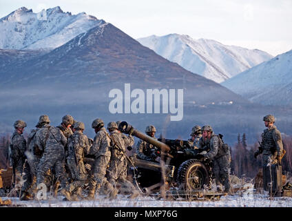 Paracadutisti assegnato alla batteria alfa, 2° Battaglione, 377 campo paracadute reggimento di artiglieria, quarta brigata di fanteria combattere Team (airborne), XXV divisione di fanteria, U.S. Esercito di Alaska, preparare un M119A2 105mm obice per un vivere il fuoco su Malemute zona di caduta sulla giunzione base Elmendorf-Richardson, Alaska, nov. 22, 2016. USARAK è casa dell'esercito pacifico solo airborne brigade combat team e mantiene il solo airborne rapida capacità di risposta entro il Pacifico Comando Area di responsabilità. (U.S. Air Force foto di Justin Connaher) Foto Stock