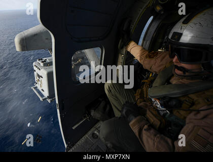 Oceano Pacifico (nov. 27, 2016) Petty Officer 2a classe Leslie Boedecker, assegnato all'Eightballers di elicottero di mare squadrone di combattimento (HSC) 8, guarda attraverso la porta aperta di un MH-60S Sea Hawk elicottero durante un'esercitazione a fuoco. HSC 8 è attualmente in corso con la portaerei USS Nimitz CVN (68), mentre la nave effettua su misura della nave la disponibilità di formazione e valutazione finale problema (TSTA/FEP), che valuta l'equipaggio sulle loro prestazioni nel corso di esercizi di allenamento e di scenari del mondo reale. Una volta completata Nimitz TSTA/FEP cominceranno a bordo di ispezione e di indagine (INSURV) e Co Foto Stock