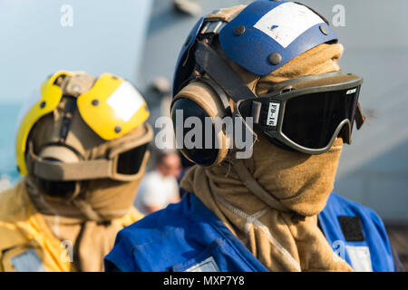 161118-N-EO381-055 GOLFO ARABICO (nov. 18, 2016) marinaio Nathan Godeaux, destra e sottufficiali di seconda classe Caleb Metz, assegnati alle visite-missile destroyer USS Nitze (DDG 94), partecipano in un crash e recuperare la seminatrice. Godeaux e Metz servire a bordo Nitze come boatswain compagni e sono responsabili per la nave conservazione, manutenzione e deck evoluzioni. Nitze, distribuito come parte di Eisenhower Carrier Strike gruppo, è di sostenere le operazioni di sicurezza marittima e di teatro la cooperazione in materia di sicurezza gli sforzi negli Stati Uniti Quinta Flotta area di operazioni. (U.S. Navy foto di Sottufficiali di terza classe Casey J. Ho Foto Stock