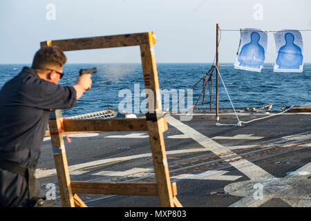 161119-N-EO381-007 GOLFO ARABICO (nov. 19, 2016) Petty Officer di seconda classe Jollands Garrett, assegnati alle visite-missile destroyer USS Nitze (DDG 94), partecipa a un M9 pistol qualificazione. Jollands serve Nitze di bordo come un sonar tecnico ed è responsabile della sorveglianza della nave e il funzionamento di apparecchiature sonar. Nitze, distribuito come parte di Eisenhower Carrier Strike gruppo, è di sostenere le operazioni di sicurezza marittima e di teatro la cooperazione in materia di sicurezza gli sforzi negli Stati Uniti Quinta Flotta area di operazioni. (U.S. Navy foto di Sottufficiali di terza classe Casey J. Hopkins) Foto Stock