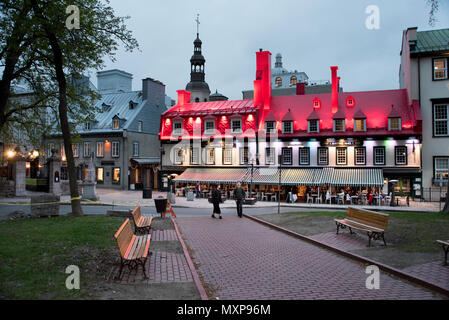 Illuminazione serale e vita notturna in Place d'Armes e Rue Sainte-Anne, Québec, Canada Foto Stock