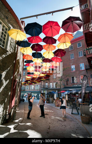 Street con ombrelloni, la Vecchia Città Bassa, Québec, Canada Foto Stock