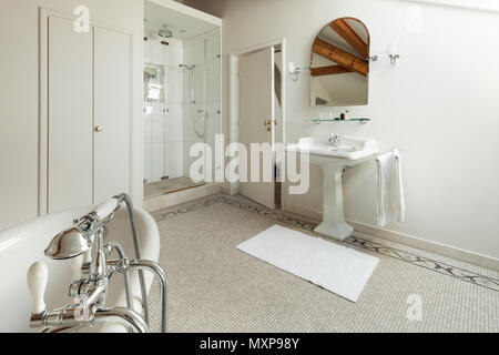 Interno di una casa signorile, luxury classic bagno con doccia e vasca da bagno Foto Stock