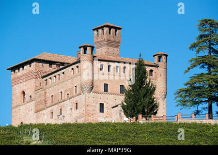 L'Italia, panorama di vigneti del Piemonte: Langhe-Roero e Monferrato nella Lista del Patrimonio Mondiale UNESCO. Il castello di Grinzane Cavour. L'Italia, Piedmon Foto Stock