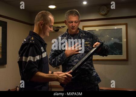 161125-N-CL027-221 mare mediterraneo (nov. 25, 2016) della Cmdr. Christopher J. Gilbertson di Minneapolis, destra, comandante della guidato-missile destroyer USS Mason (DDG 87), presenta un quadro di Mason posteriore francese Adm. Olivier Lebas, a sinistra sulla portaerei FS Charles de Gaulle (R91) durante una visita programmata e tour. Mason, distribuito come parte di Eisenhower Carrier Strike gruppo. Stati Uniti Sesta flotta, con sede a Napoli, Italia, conduce lo spettro completo di giunto e operazioni navali, spesso di concerto con allied, articolari e tra le agenzie partner, al fine di avanzare nazione DEGLI STATI UNITI Foto Stock