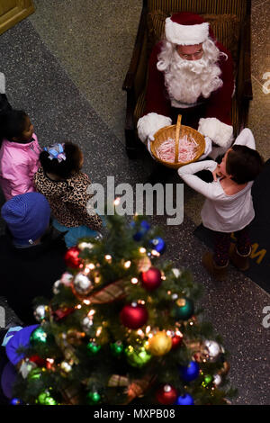 Albero Di Natale Estivo.Babbo Natale Passa Fuori La Caramella Al Team Buckley Bambini Durante L Annuale Albero Di Natale