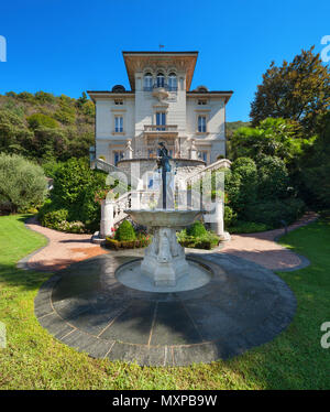 Bella Magione classica circondata da un parco all'aperto Foto Stock