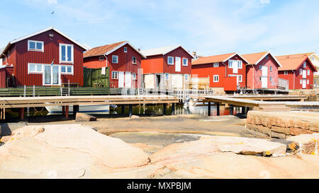Rosso boathouses di legno in una giornata di sole in Smogen sulla svedese costa ovest. Foto Stock