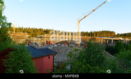 In corso di costruzione di un ponte stradale su una soleggiata sera. Al di fuori di Kongsberg, Norvegia. Foto Stock