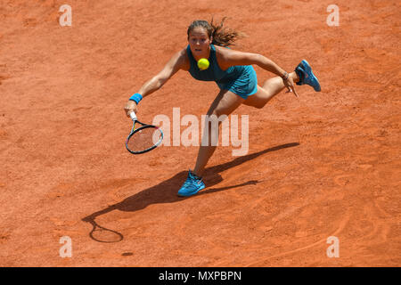 Federazione Tennis player Daria Kasatkina in azione durante il terzo turno degli Open di Francia di tennis 2018 nel torneo di Parigi, Francia, il 2 giugno 2018. (CTK Foto Stock