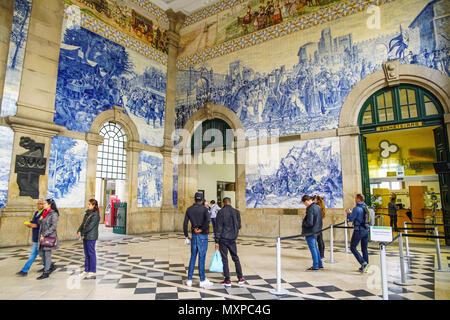 Bellissime piastrelle dipinte nella stazione ferroviaria di São Bento a Porto, Portogallo. Foto Stock