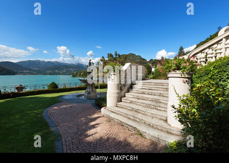 Modo di scale di un classico palazzo, vista dal giardino Foto Stock