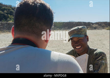 Spc Tamarius Roberts risate mentre Aronne Spc Bratcher legge uno script durante il combattimento della flotta del Pacifico della telecamera per l'inverno rapido colpo 2016 in Azusa, California Scatto rapido è un esercizio semestrale che consente di vivere il fuoco e il corso basato su scenari per combined joint combattere le risorse della fotocamera. (U.S. Navy combattere la fotocamera da Petty Officer 1. Classe Martin Wright) Foto Stock