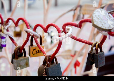 A forma di cuore lucchetto amore - bella giornata di nozze personalizzato. La profondità di campo di una sola, semplice, singolo Foto Stock