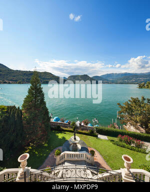 Classico palazzo con giardino, vista lago dalla scala Foto Stock