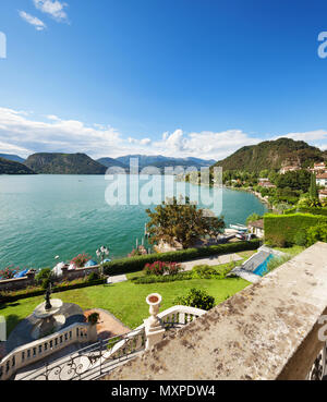 Classico palazzo con giardino, vista lago dalla terrazza Foto Stock