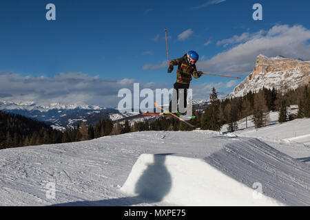 Sciatore in azione: Salto con gli sci in montagna Snowpark. Foto Stock