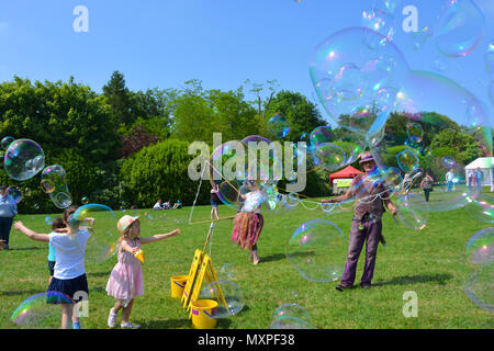 Bubblemania rendendo le bolle di sapone per intrattenere la folla annuale di Sherborne Castle Country Fair, Sherborne, Dorset, Inghilterra. Foto Stock