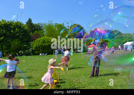 Bubblemania rendendo le bolle di sapone per intrattenere la folla annuale di Sherborne Castle Country Fair, Sherborne, Dorset, Inghilterra. Foto Stock