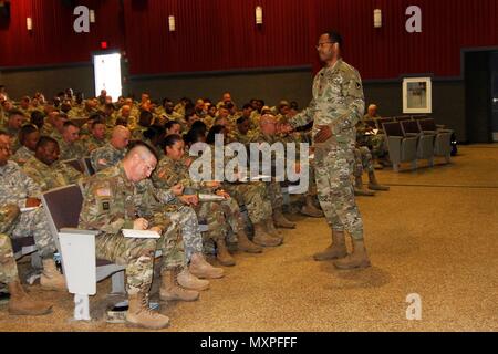 Il comando Sgt. Il Mag. James K. Sims (in piedi), il senior arruolato consigliere di U.S. Army Materiel Command, conduce un sottufficiale professional development forum, nov. 17, 2016 a Fort Campbell, Ky., per il supporto di soldati e i capi di Stato e di governo di tutta l'installazione. (U.S. Foto dell'esercito da Staff Sgt. Kimberly Lessmeister/ 101ª Divisione aviotrasportata supporto Brigata Affari pubblici) Foto Stock