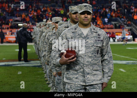 Col. Lorenzo Bradley, 460th gruppo Operations commander, insieme con altri membri del team Buckley partecipare ad una cerimonia di emisaturazione nov. 27, 2016 durante un Denver Broncos salutano il servizio di gioco presso autorità sportive Field at Mile High di Denver. Il pregame e tempo di emisaturazione cerimonie hanno partecipato i rappresentanti di tutti i rami. (U.S. Air Force foto di Airman 1. Classe Gabrielle Spradling/rilasciato) Foto Stock