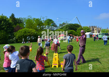 Bubblemania rendendo le bolle di sapone per intrattenere la folla annuale di Sherborne Castle Country Fair, Sherborne, Dorset, Inghilterra. Foto Stock