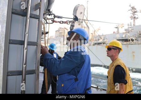 Golfo Arabico (nov. 23, 2016) Petty Officer di 2a classe di Matteo Fudge, sinistra, impianti di trivellazione di una stazione di carico a bordo del guidato-missili cruiser USS San Jacinto (CG 56) durante un rifornimento in mare con il combattimento veloce nave appoggio USNS Arctic (T-AOE-8). Fudge serve a bordo di San Jacinto come boatswain compagno del training e dirigere il personale nella nave della manutenzione e conservazione. San Jacinto, distribuito come parte di Eisenhower Carrier Strike gruppo, è di sostenere le operazioni di sicurezza marittima e di teatro la cooperazione in materia di sicurezza gli sforzi negli Stati Uniti Quinta Flotta area di operazioni. (U.S. Navy foto di tenente j.g. Katrina Jor Foto Stock