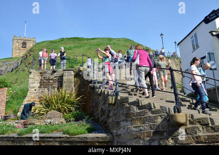 Whitby, Yorkshire. L Abbazia di 199 gradini che portano da Church Street a Whitby Abbey Foto Stock