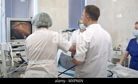 Gastroenterologo medici con sonda di eseguire la gastroscopia Foto Stock
