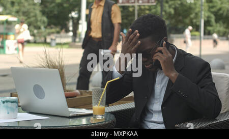 Imprenditore di afro-americana negoziare per telefono, per difendere i suoi interessi e parere Foto Stock