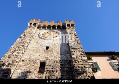 Torre medievale 'La Pallata' (intraducibile), costruito nell'anno 1254. Orologio aggiunto nell'anno 1461. Brescia, Italia. Foto Stock