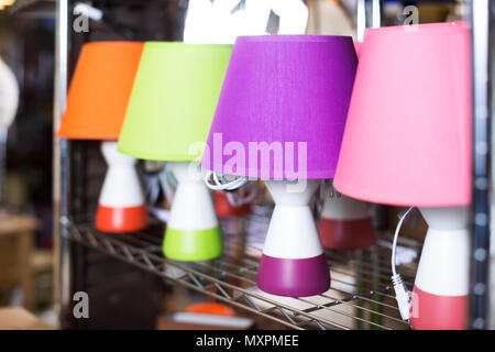 Immagine di moderne lampade multicolori in negozio Foto Stock