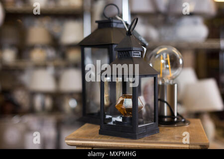 Immagine decorativa di lampade da tavolo in negozio mobili. Foto Stock