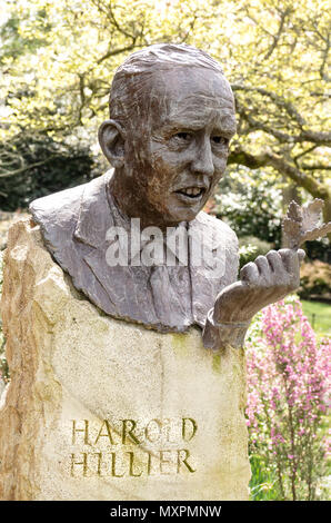 La scultura del tardo Sir Harold Hillier famoso vivaista inglese e imprenditore nel suo arboretum vicino a Romsey Hampshire England Regno Unito Foto Stock