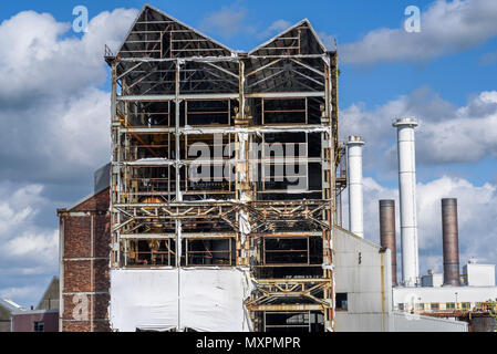 Una grande struttura industriale a Brunner opere, Winnington, Northwich, Cheshire, Regno Unito mostra structual danno con fori aperti agli elementi. Foto Stock