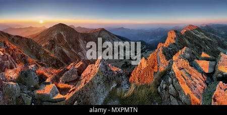 Majestic sunset in autumn mountains landscape Foto Stock